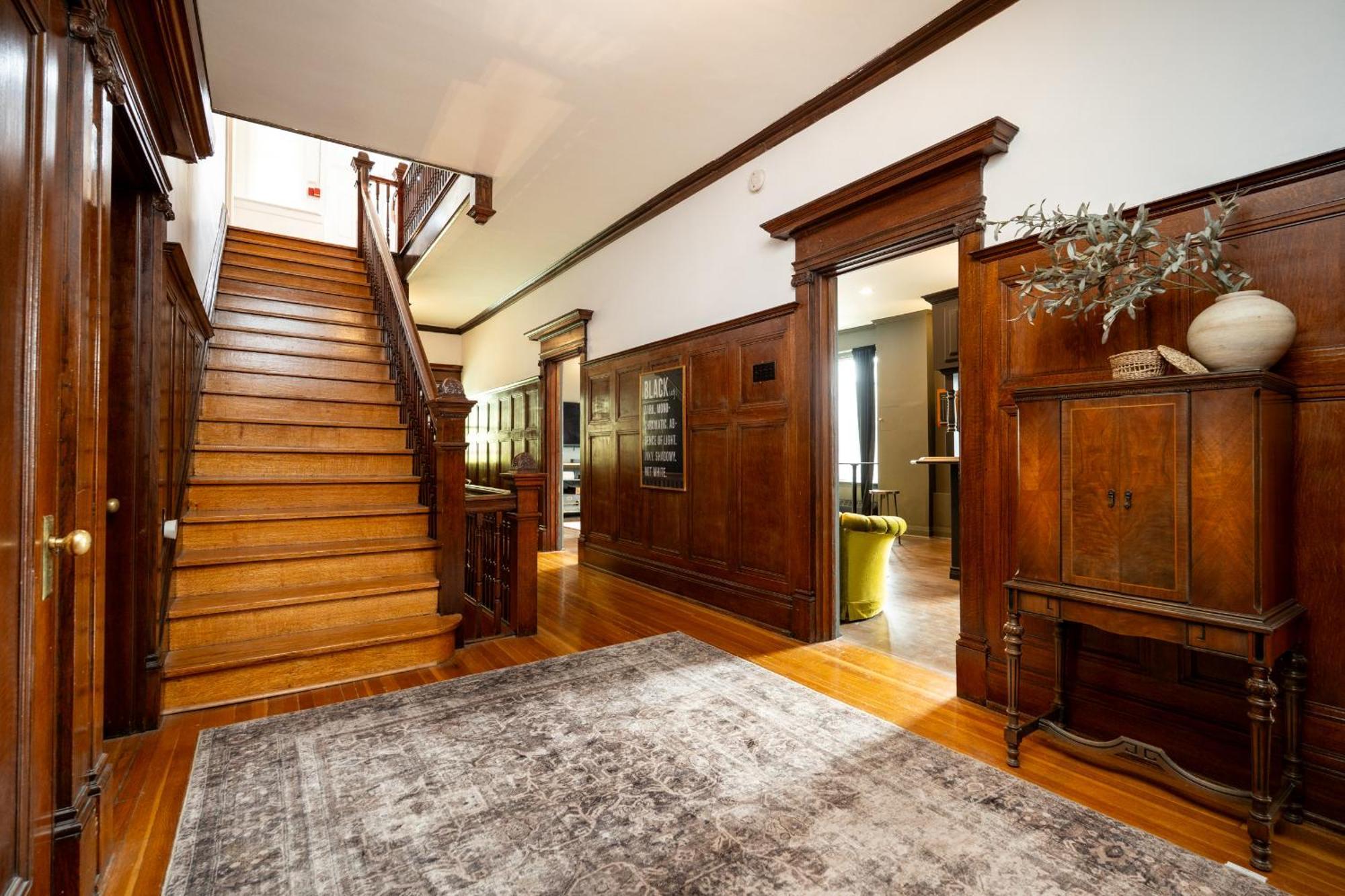 Bed & Breakfast No. 5 East